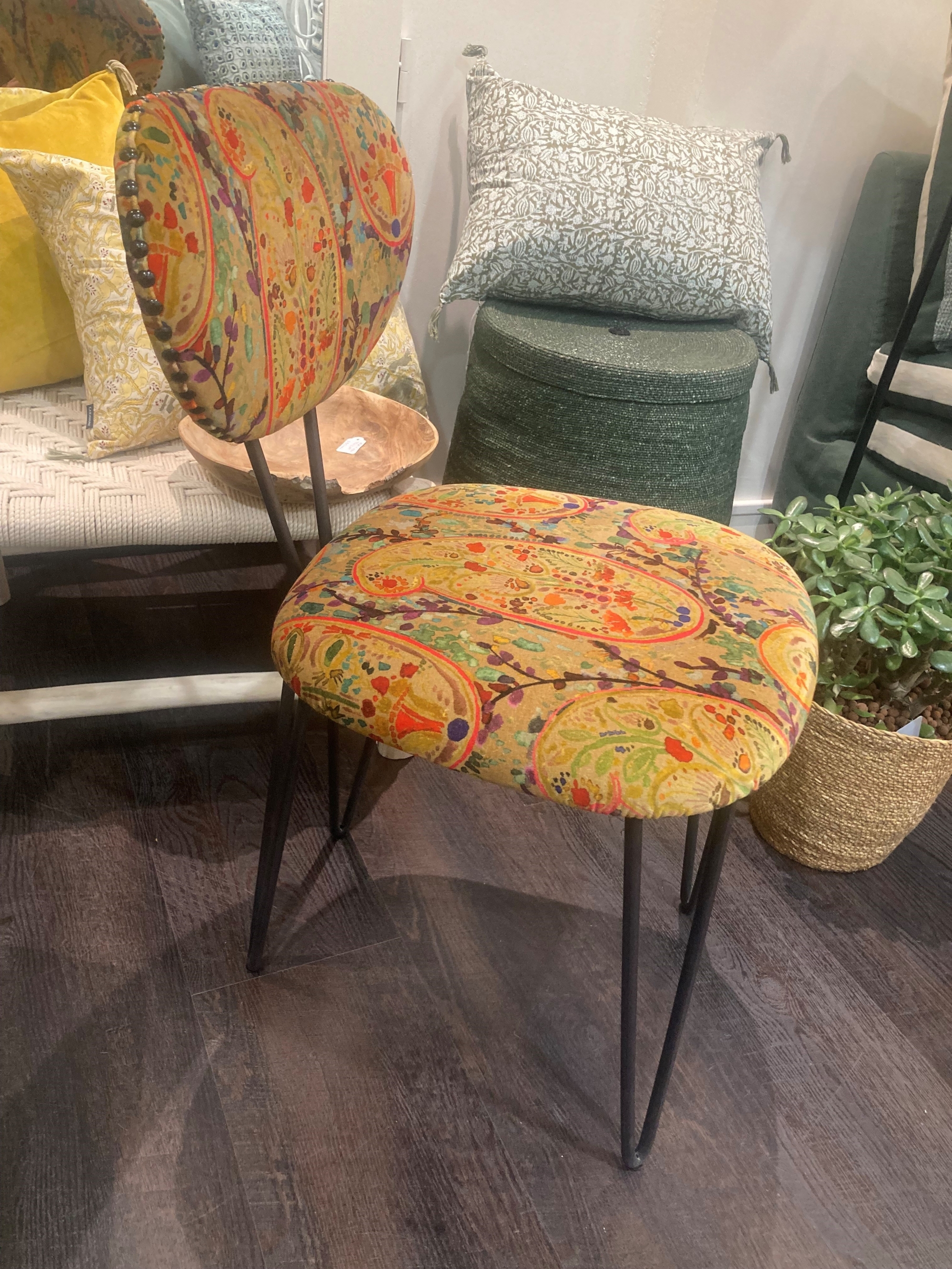 chaise en acier brut réalisé avec le tissu ve