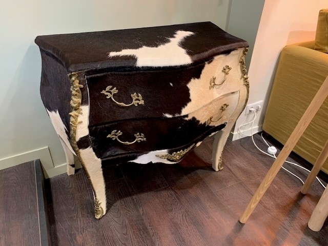 commode en peau de vachette 1-2